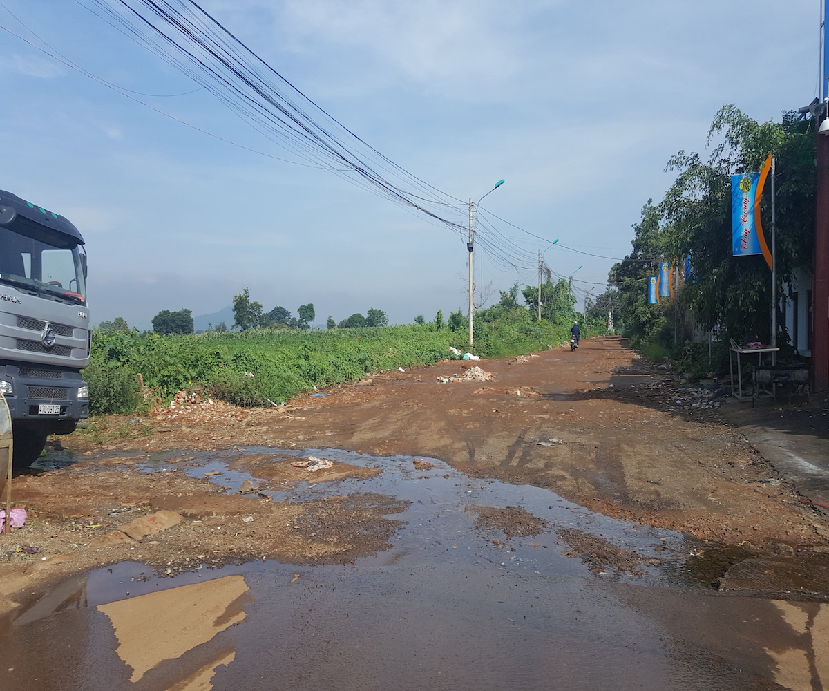 Con đường tập trung nhiều hộ dân sinh sống lay lắt chờ di dời