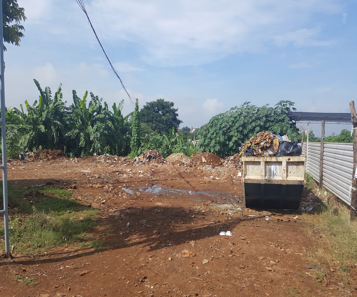 Theo sự hướng dẫn của một cán bộ Sở Xây dựng tỉnh, do để lâu không triển khai dự án đang trở thành một bãi chứa rác khổng lồ giữa lòng thành phố