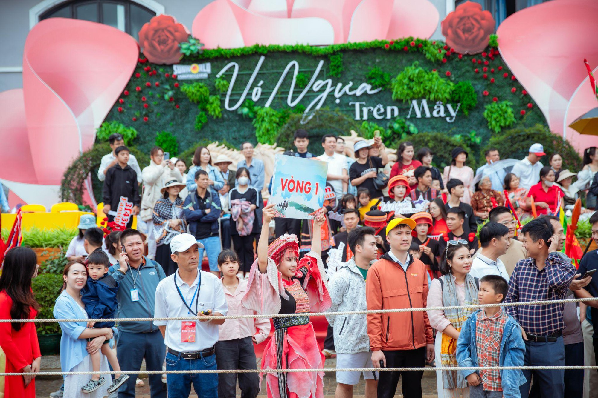 Du khách thích thú trải nghiệm lễ hội Tây Bắc với mùa giải &quot;Vó ngựa trên mây” - Ảnh 2.