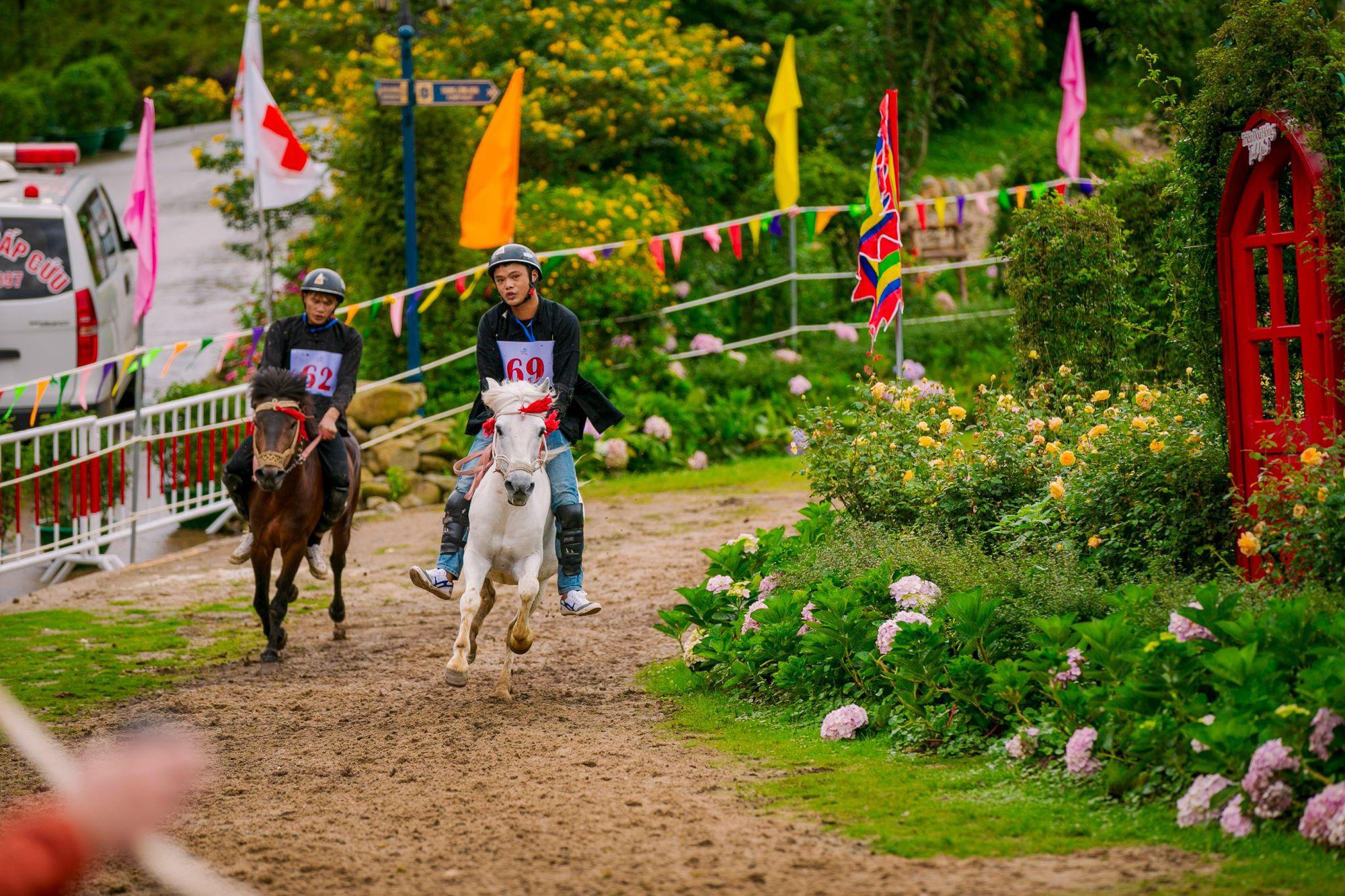 Du khách thích thú trải nghiệm lễ hội Tây Bắc với mùa giải &quot;Vó ngựa trên mây” - Ảnh 3.