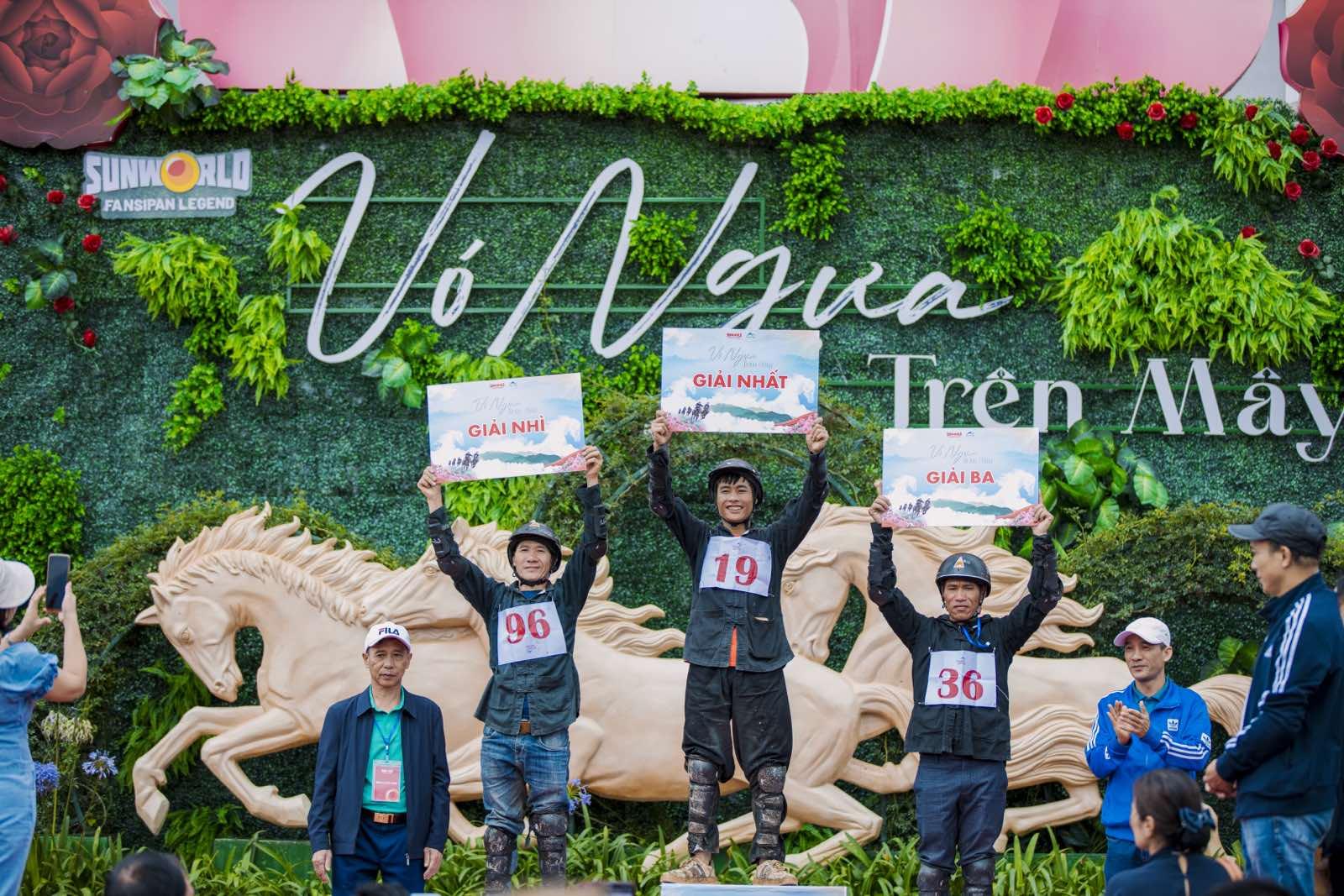 Du khách thích thú trải nghiệm lễ hội Tây Bắc với mùa giải &quot;Vó ngựa trên mây” - Ảnh 5.