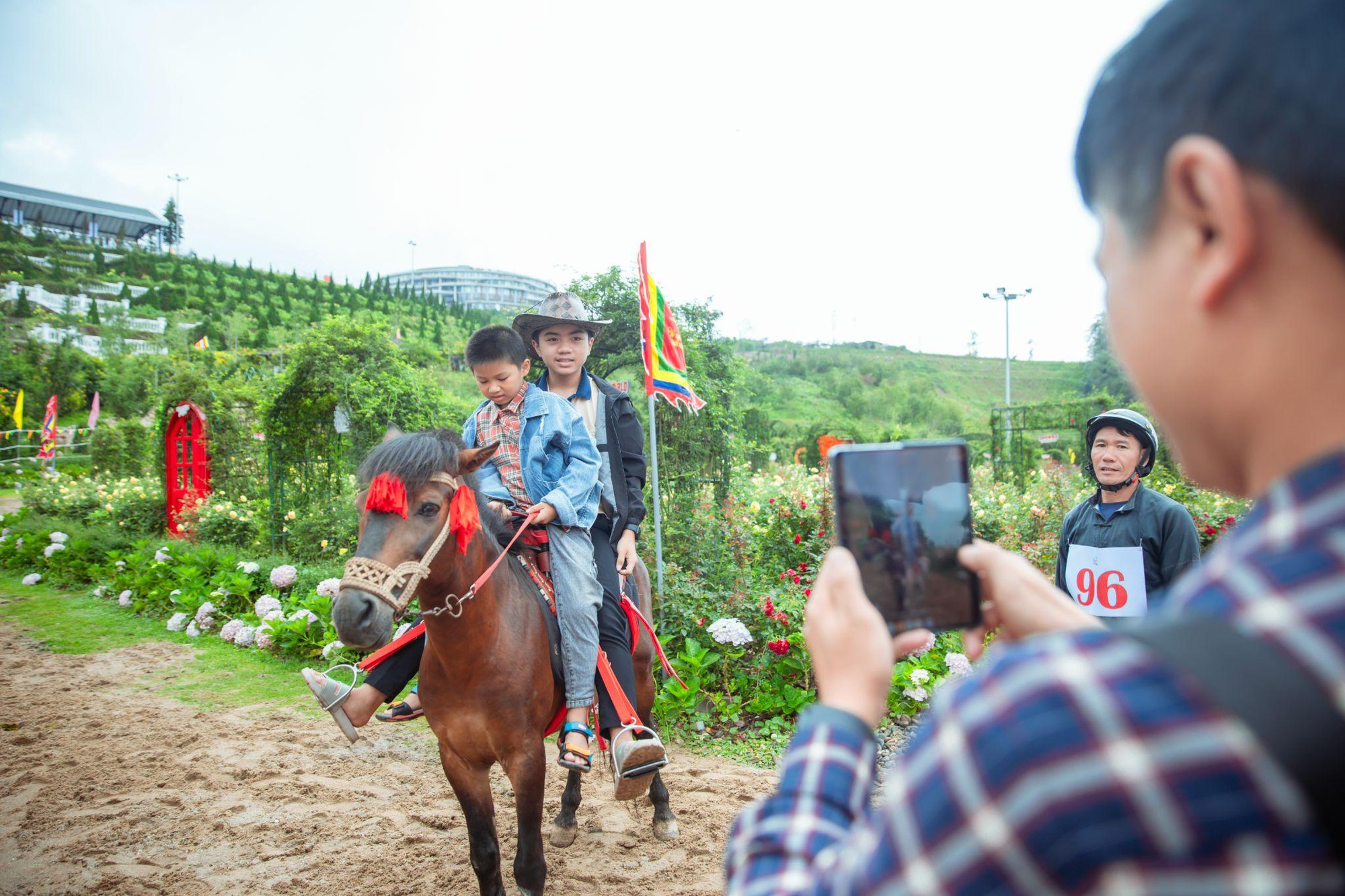 Du khách thích thú trải nghiệm lễ hội Tây Bắc với mùa giải &quot;Vó ngựa trên mây” - Ảnh 6.