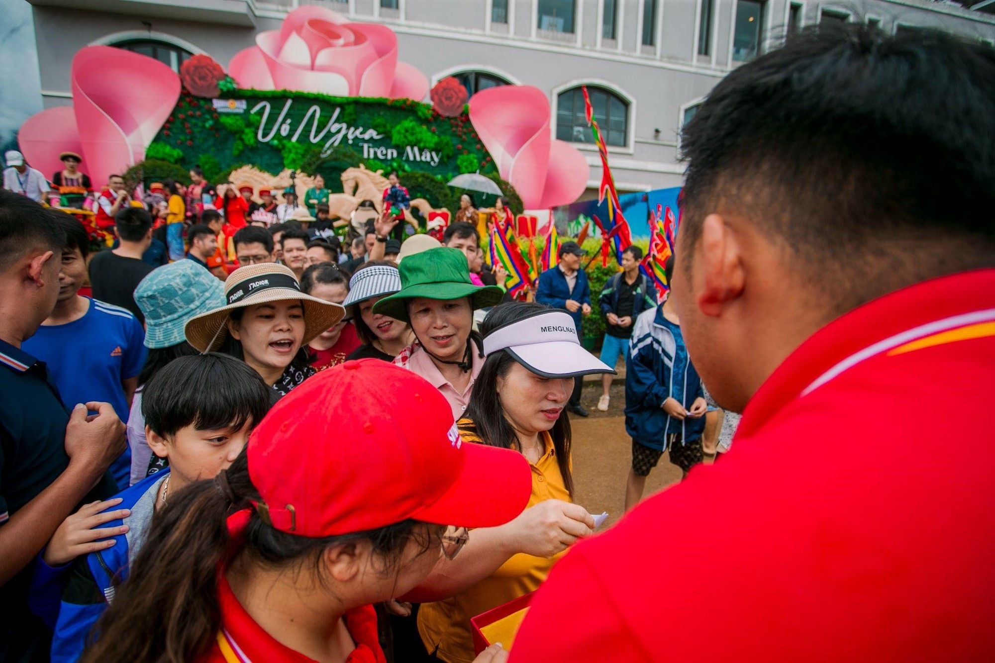 Du khách thích thú trải nghiệm lễ hội Tây Bắc với mùa giải &quot;Vó ngựa trên mây” - Ảnh 7.