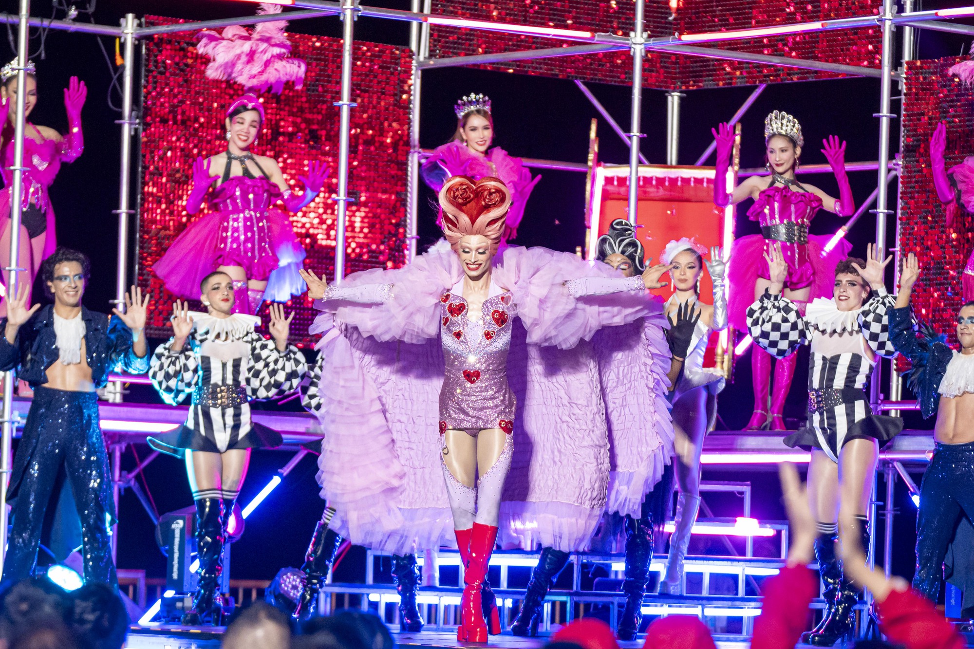  Điểm danh những show diễn đẳng cấp không nên bỏ qua tại Ba Na Hills - Ảnh 4.