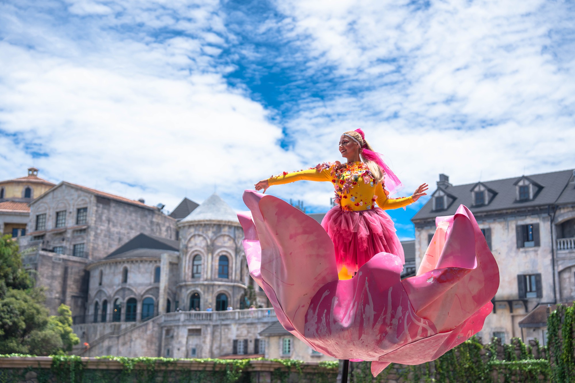  Điểm danh những show diễn đẳng cấp không nên bỏ qua tại Ba Na Hills - Ảnh 3.