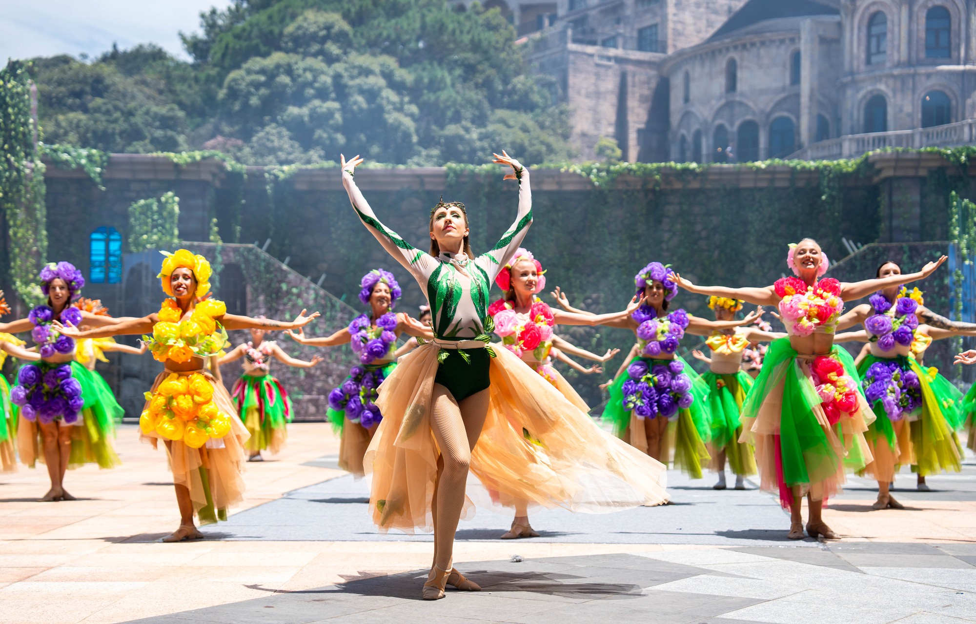  Điểm danh những show diễn đẳng cấp không nên bỏ qua tại Ba Na Hills - Ảnh 1.