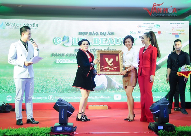 1-celin-dong-hanh-cung-golf