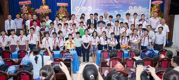 2-to-qua-cho-hoc-sinh-ngheo-vuot-kho-vhdn