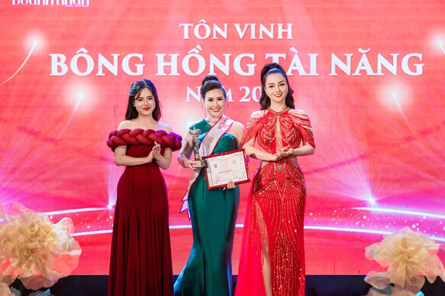 Doanh nhân Nguyễn Thúy Phượng - Nữ lãnh đạo Tâm Tài Sắc của Meey Group quý phái nhận danh hiệu Bông hồng Tài năng