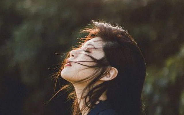 bi-quyet-hanh-phuc-hai-long-voi-cuoc-song-va-chap-nhan-ve-ngoai-cua-ban-than