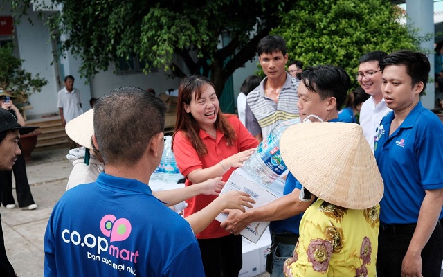 saigon-coop-trao-tang-nuoc-sach-cho-ba-con-vung-han-man-go-cong-tien-giang