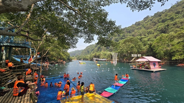 du-khach-quoc-te-den-quang-binh-tang-cao