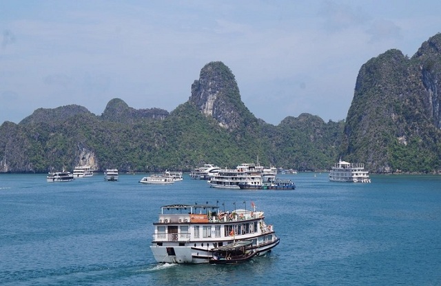 khach-tay-den-quang-ninh-chi-len-thuyen-ngu-mot-dem-tren-vinh-ha-long-la-ve