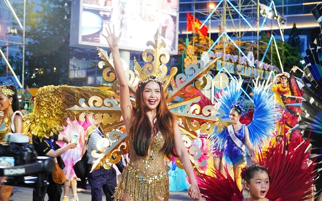 ruc-ro-le-hoi-carnival-tren-duong-pho-nha-trang
