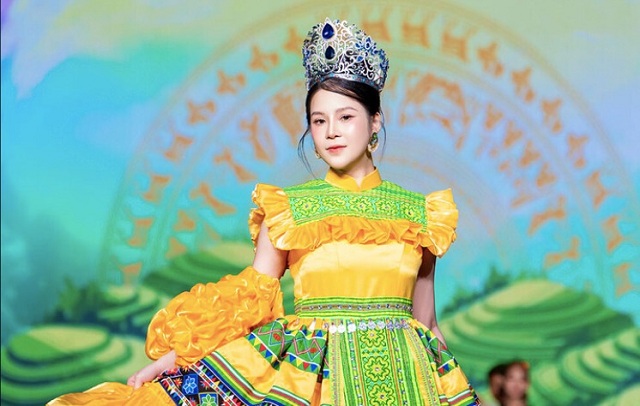 hoa-hau-bien-dien-vay-tho-cam-sai-buoc-trong-khong-gian-van-hoa-tay-bac