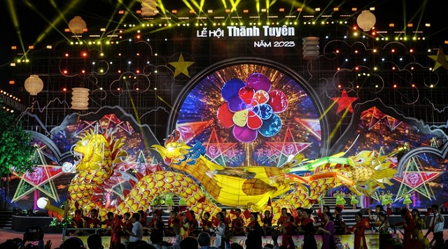du-khach-ru-nhau-chay-pho-cung-trung-thu-thanh-tuyen