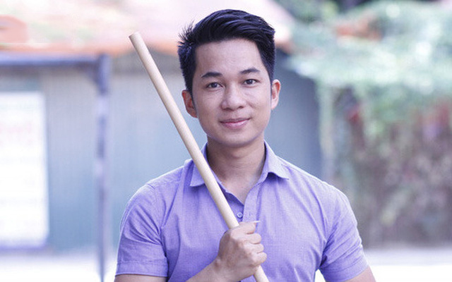 chang-trai-nghe-an-mang-ong-hut-tre-sang-troi-tay