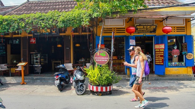 don-khach-quoc-te-dia-phuong-san-sang-may-bay-kin-khach