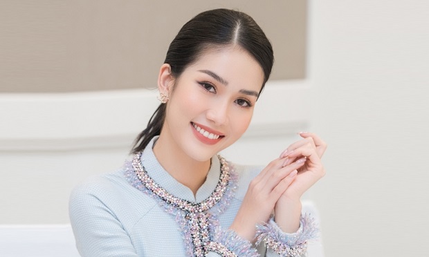 a-hau-phuong-anh-lam-mc-bang-tieng-anh-phap