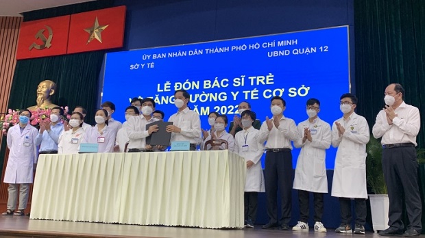 tphcm-don-gan-300-bac-si-tre-ve-tang-cuong-nhan-luc-cho-y-te-co-so