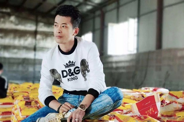 ong-hoang-live-stream-ban-hon-300-trieu-usd-hang-trong-12-gio