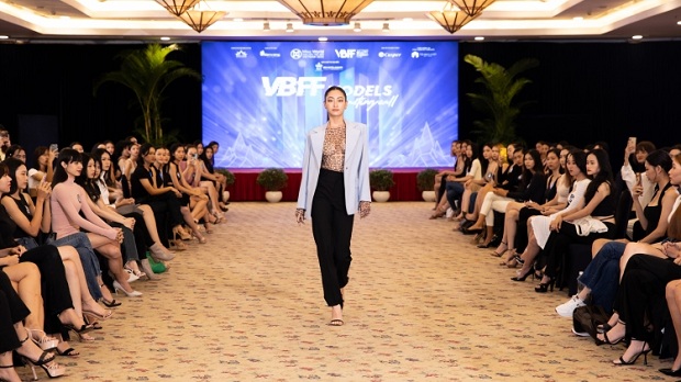 luong-thuy-linh-dien-ao-xuyen-thau-tai-buoi-casting-vietnam-beauty-fashion-fest
