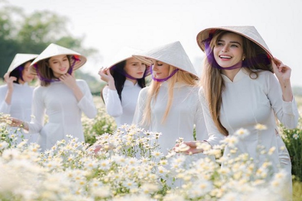 thieu-nu-phuong-tay-dep-nhu-tien-sa-trong-ta-ao-dai-lam-nguoi-nhin-than-tho