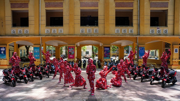dan-xe-khung-trong-mv-moi-cua-duc-phuc-2