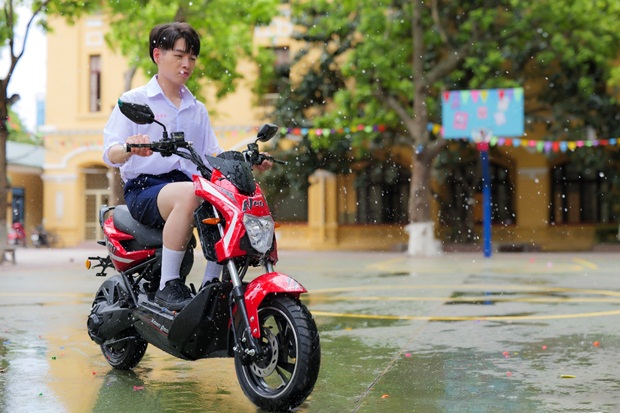 dan-xe-khung-trong-mv-moi-cua-duc-phuc-3
