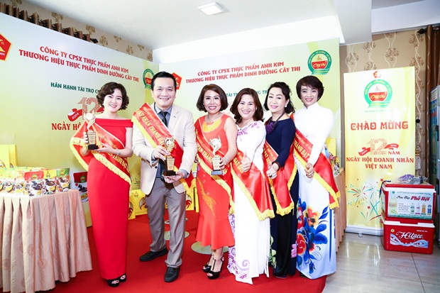 21-doanh-nhan-nguyen-thi-thu-duoc-vinh-danh-doanh-nhan-thanh-dat-vhdn