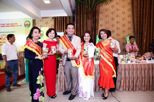 5-doanh-nhan-nguyen-thi-thu-duoc-vinh-danh-doanh-nhan-thanh-dat-vhdn