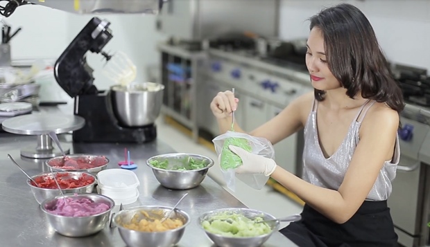 hoa-hau-huong-giang-lam-banh-kem-bo-vanhoadoanhnhan-7