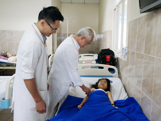 anh-bac-si-tham-kham-benh-nhan-vanhoadoanhnhan