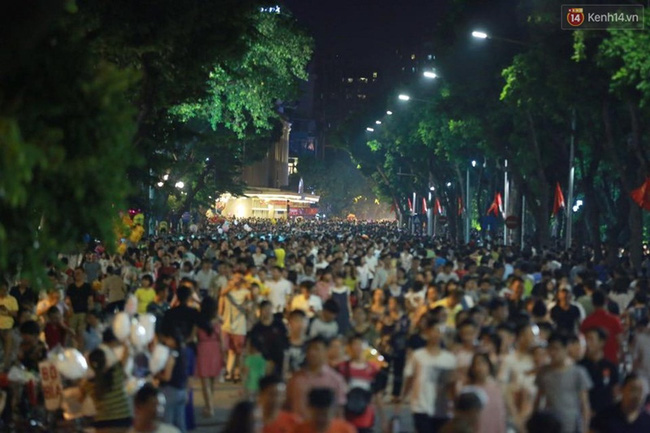 canhtuongdongducchoangngopophodibohanoitrongdem29