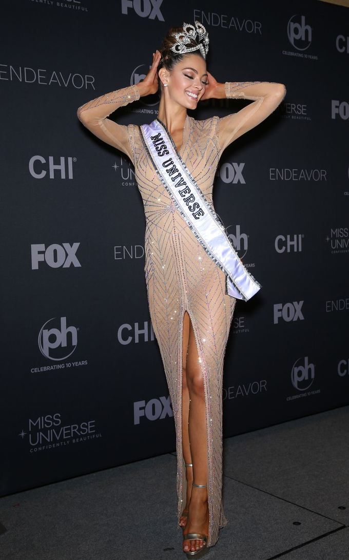Demi-Leigh Nel-Peters-hoa-hau-hoan-vu-2017-vanhoadoanhnhan