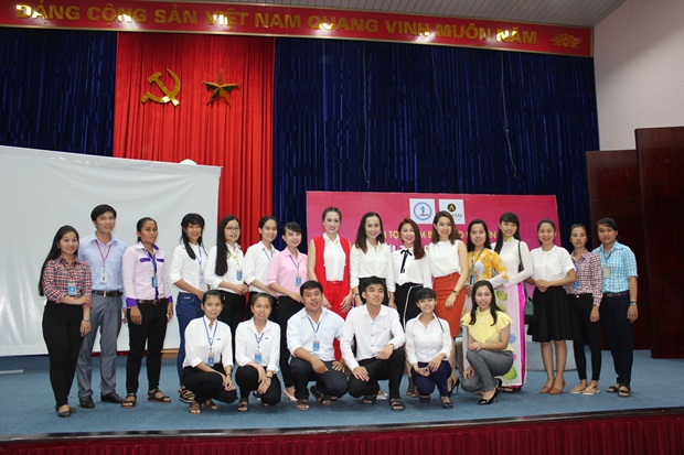 11-ntk-mi-trang-toa-dam-thoi-trang-vhdn
