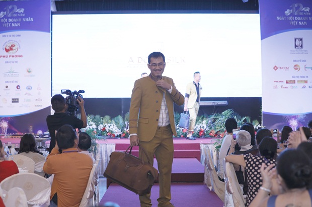 3-a-dong-silk-mau-cua-song-van-hoa-doanh-nhan