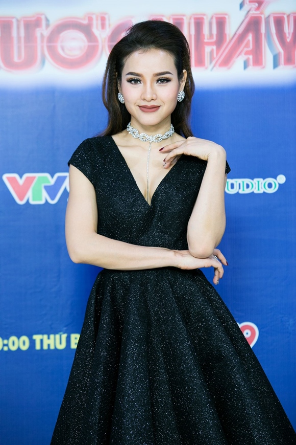 phuong-trinh-jolie-am-nhac-va-buoc-nhay-vanhoadoanhnhan