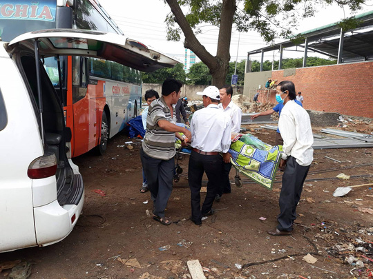 nguoi-dan-ong-chet-bat-thuong-tren-xe-khach-vanhoadoanhnhna
