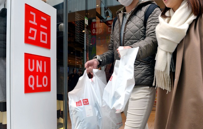 uniqlo-ngoi-tren-dong-tien