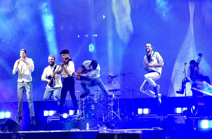 El Pony Pisador tạo được ấn tượng tốt với khán giả Việt tại Hò Dô 2023, nhóm nhạc đã nhiệt tình hướng dẫn khán giả nhảy và hát theo tiếng Tây Ban Nha - Ảnh: T.T.D.