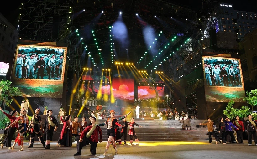 Tiết mục "Nam Bộ kháng chiến" do nhóm MTV cùng các nhóm múa trình bày. (Ảnh: Thu Hương/TTXVN)