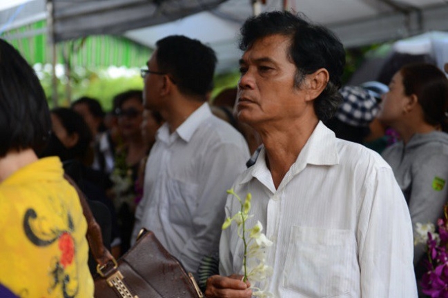 nghe-si-mai-tran-bi-dot-quy-can-giup-do-VHDN