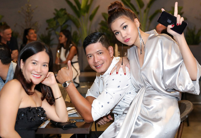 vo-chong-binh-minh-den-mung-thanh-hang-khai-truong-nha-hang-vanhoadoanhnhan