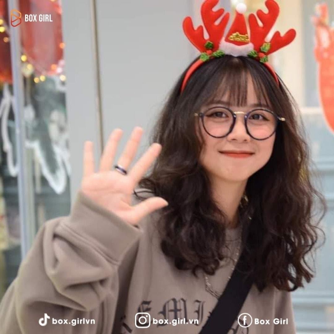 tap-hop-nhieu-ve-dep-khac-nhau-vao-mot-fanpage-box-girl-nhanh-chong-can-moc-23-trieu-follows-chi-sau-1-nam-VANHOADOANHNHAN-5