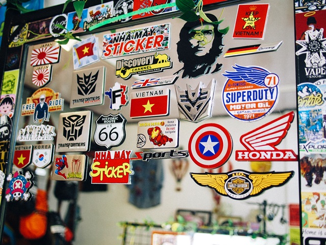 den-mot-lan-va-me-man-voi-ngoi-nha-day-sticker-giua-long-sai-gon-vanhoadoanhhan-19