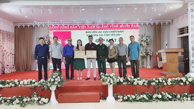 hoi-ccb-su-doan-316-quan-khu-2-trao-tang-ky-niem-chuong-cho-lanh-dao-tap-doan-lam-dai-phuc-vanhoadoanhnhan