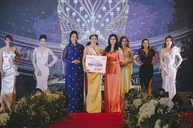 dn-dang-thuy-dung-gianh-vuong-mien-hoa-hau-nhan-ai-tai-hoa-hau-doanh-nhan-toan-nang-chau-a-2021-vhdn