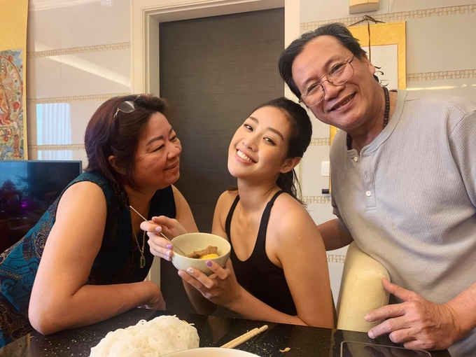 khanh-van-doan-tu-bo-me-sau-hai-thang-di-my-thi-miss-universe-vhdn