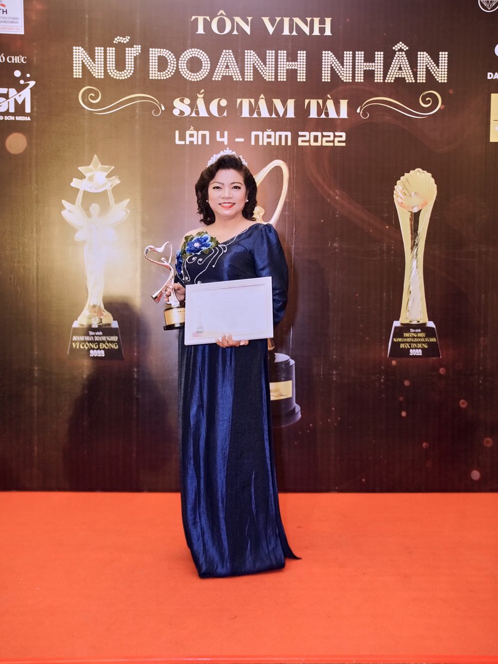nu-ceo-mong-trinh-duyen-dang-voi-ao-dai-nhan-giai-nu-doanh-nhan-sac-tam-tai-mua-4-vanhoadoanhnhan10